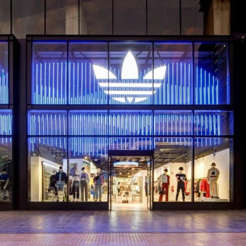 Adidas Originals y el diseño de espacios comerciales letrero publicitario