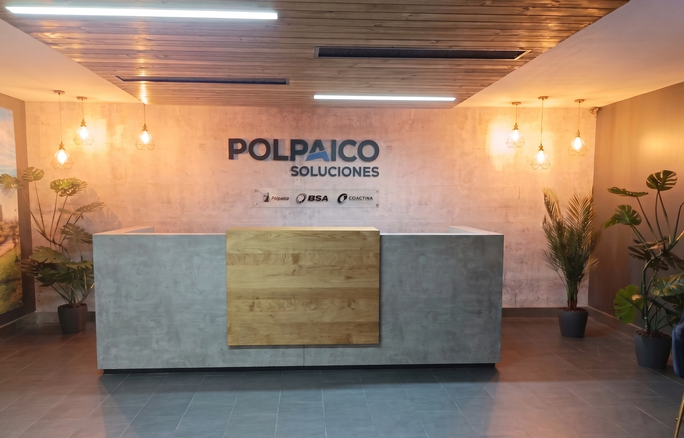 Espacio comercial habilitado con sala de espera y pantallas — proyecto Polpaico
