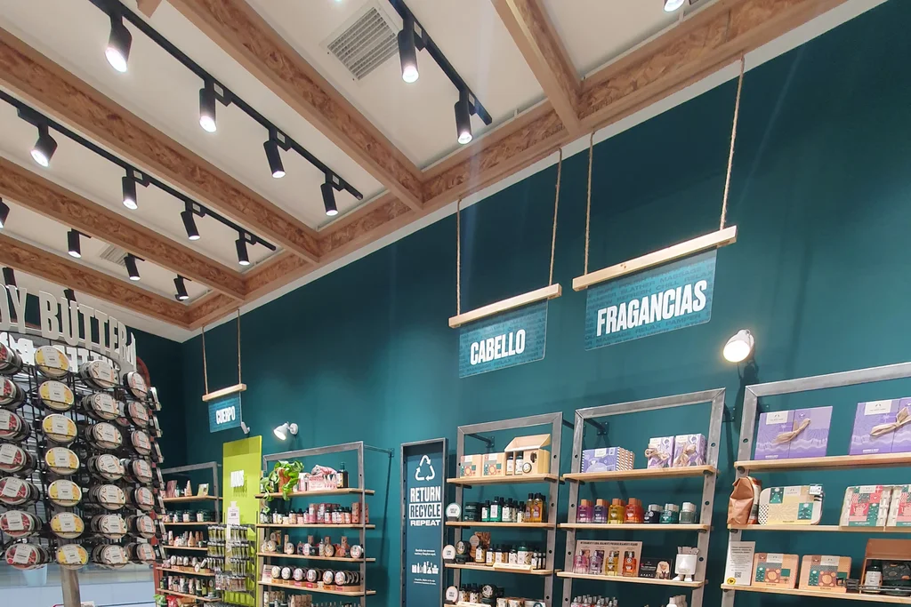 Diseño de locales comerciales en Santiago — interior panorámico The Body Shop por Toolkit
