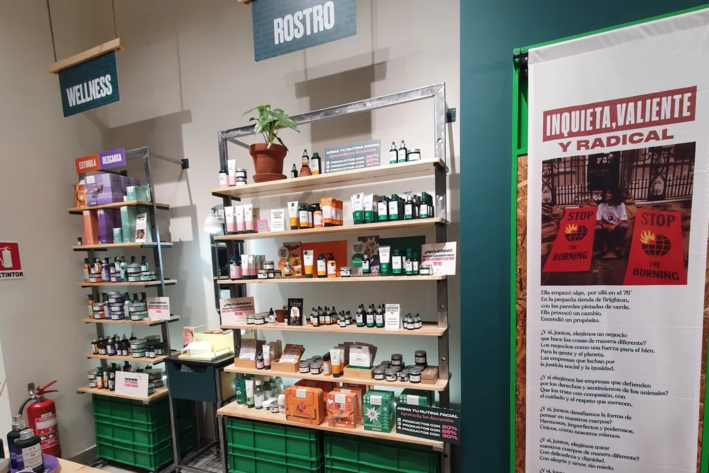 Interior de boutique con diseño retail profesional — sección rostro The Body Shop