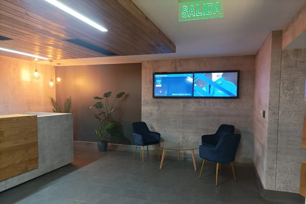 Espacio comercial habilitado con sala de espera y pantallas — proyecto Polpaico