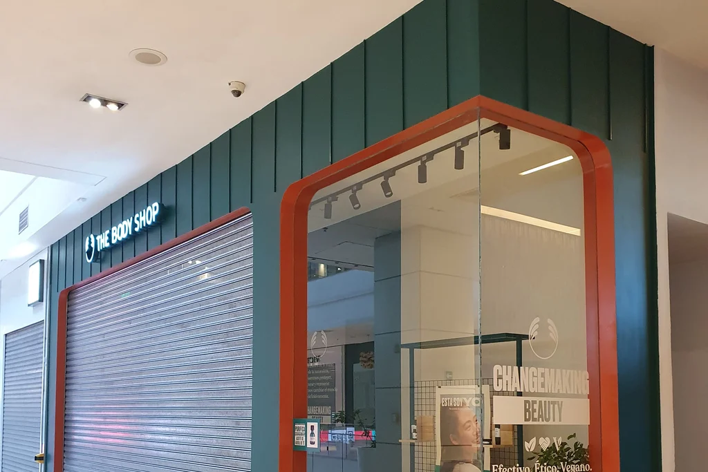 Remodelación de tiendas en malls — fachada renovada The Body Shop por Toolkit