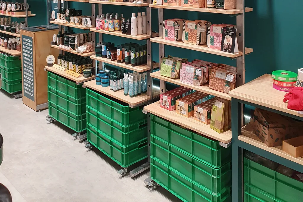 Tienda en mall recién remodelada con interior moderno — The Body Shop